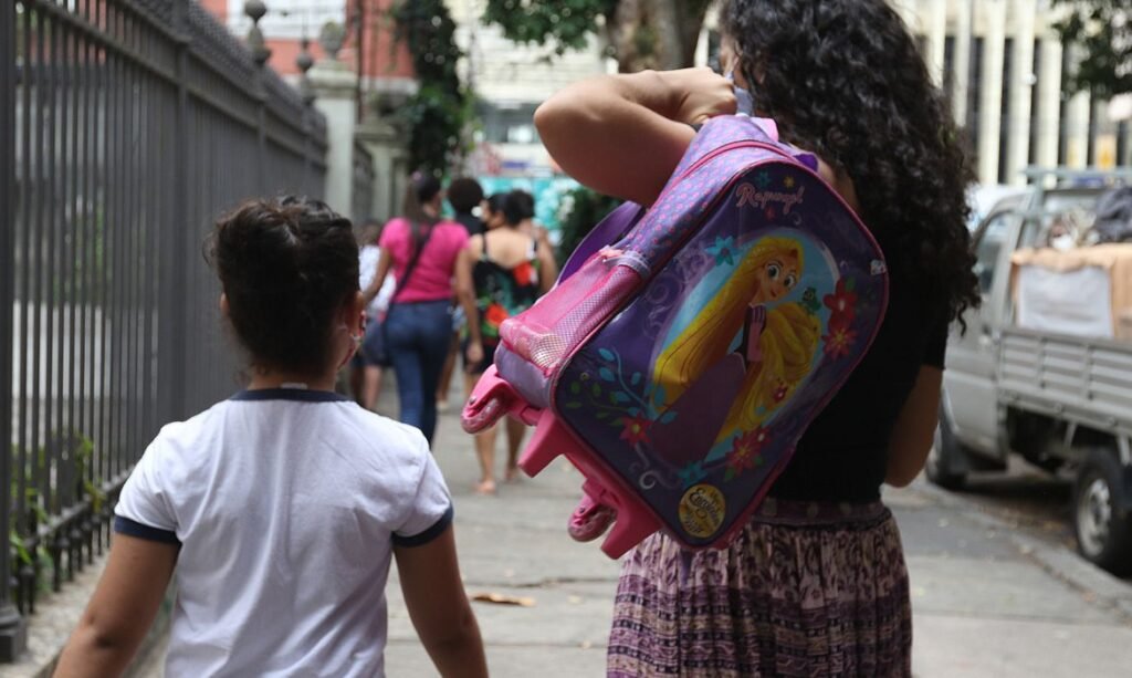 Governo publica regras para adesão de escolas ao modelo de tempo integral