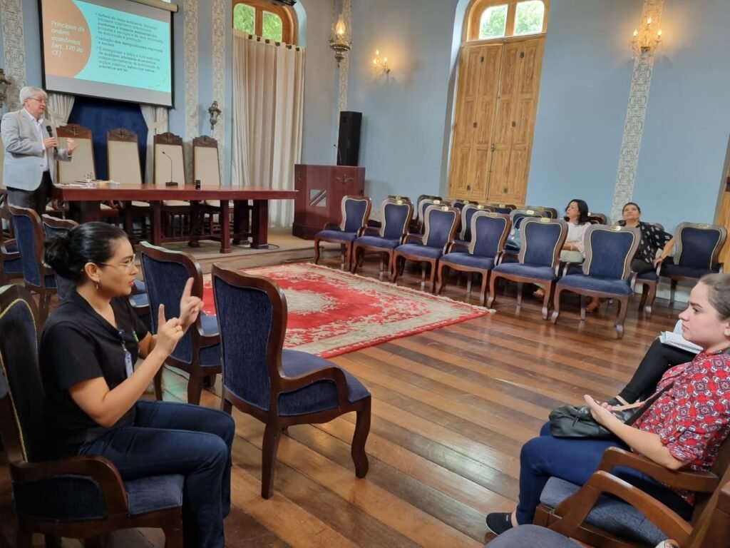 UEA divulga inscrições para 200 vagas no curso de Libras