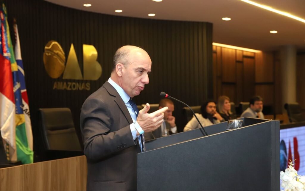 Conselheiro Érico Desterro palestra em congresso de direito tributário na OAB Amazonas