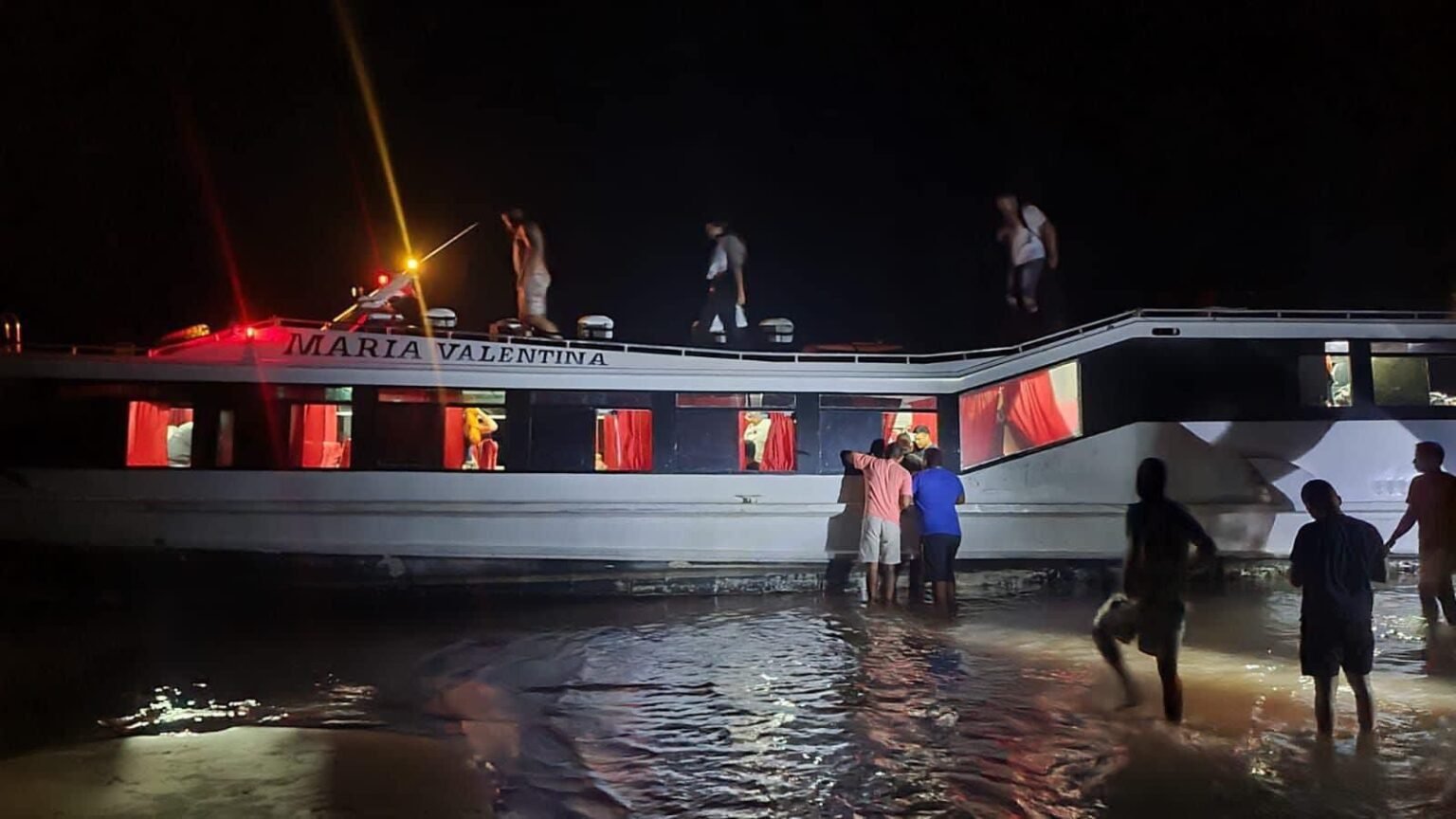 Lancha bate em banco de areia em comunidade do AM e 50 passageiros são resgatados