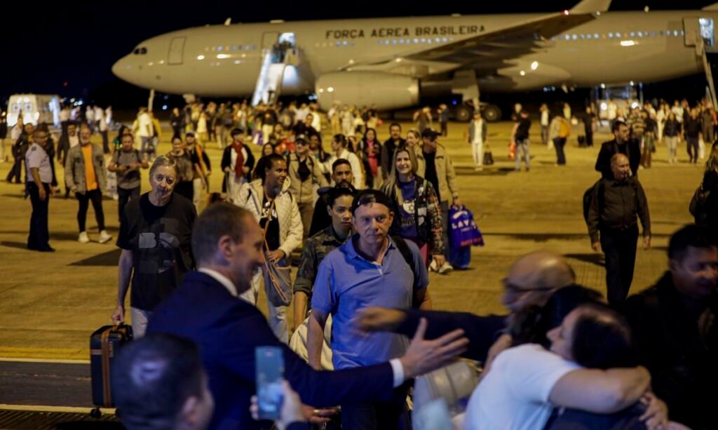 Chega a Brasília primeiro avião trazendo brasileiros de Israel