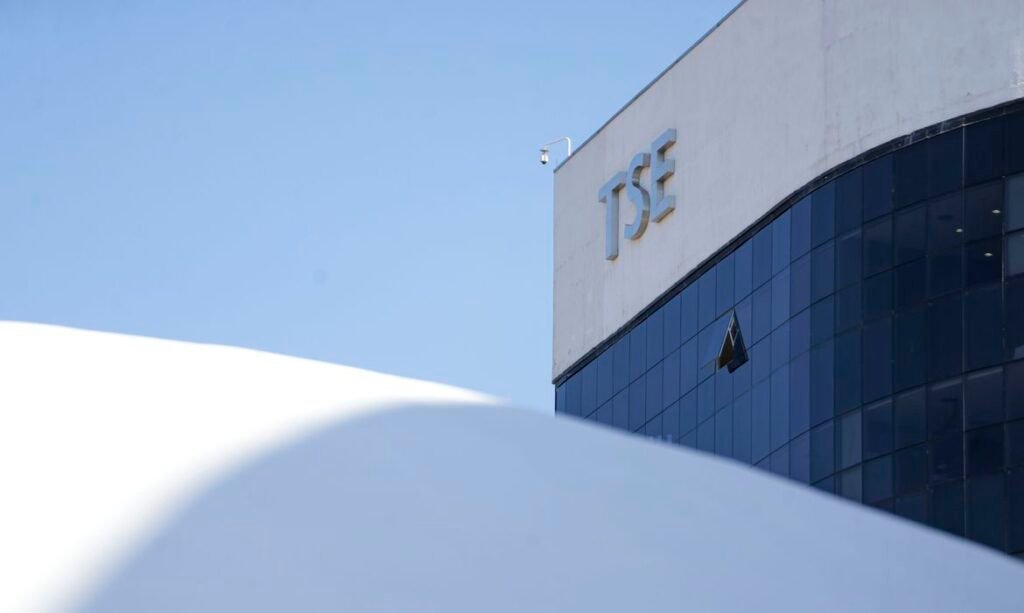 TSE inicia julgamento de três ações contra Bolsonaro