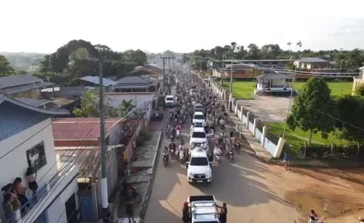 Com grande cortejo, corpos de vítimas de acidente aéreo no Acre chegam a Eirunepé (AM)
