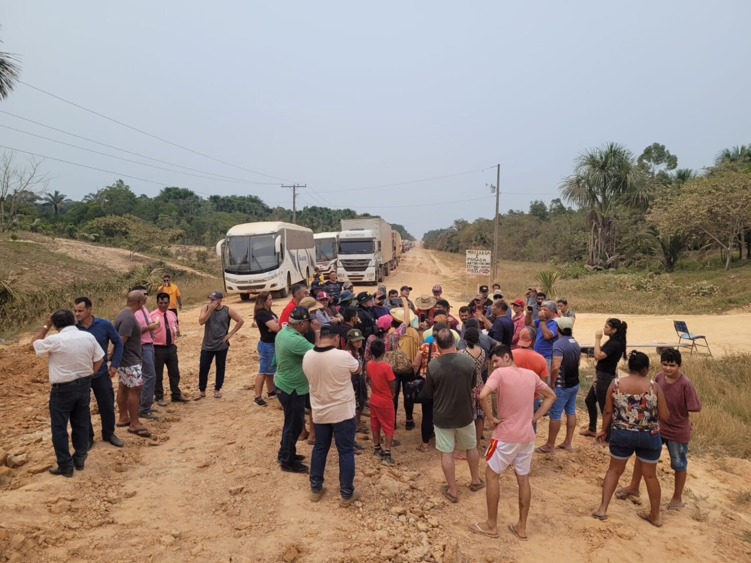 Vídeo: Manifestantes bloqueiam trecho da BR-319 e causam engarrafamento