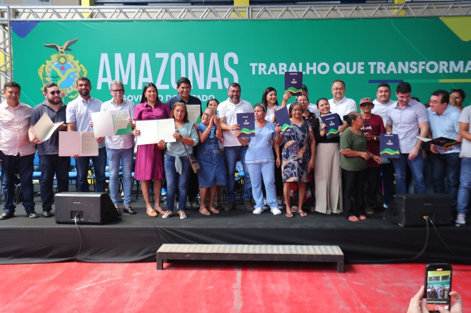 Em Parintins, Wilson Lima entrega 281 títulos definitivos de imóveis para famílias da comunidade Pascoal Alaggio