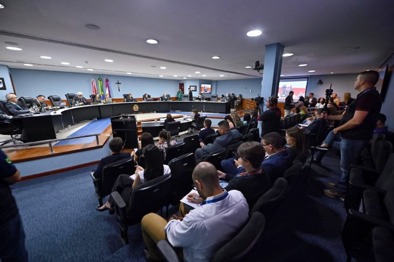 TCE faz penúltima sessão do ano e julga 92 processos hoje