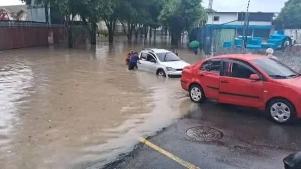 Fim de semana de chuvas intensas deixa ruas alagadas em Manaus