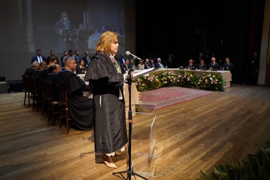 Autoridades prestigiam a posse da nova presidente da Corte de Contas do AM