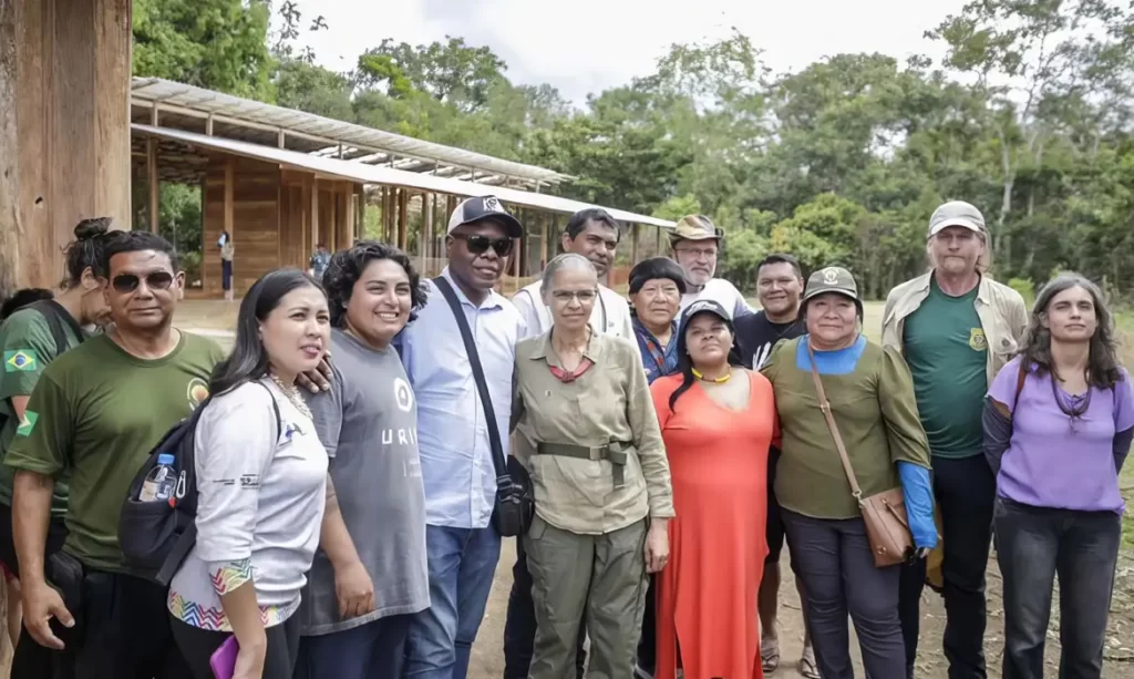 Após reunião, ministros decidem retornar à Terra Yanomami