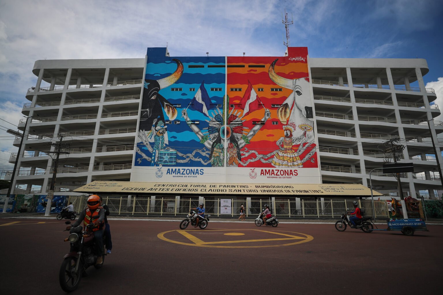 Festival de Parintins: Torcedores explicam como é ser escolhido pelos bumbás Caprichoso e Garantido