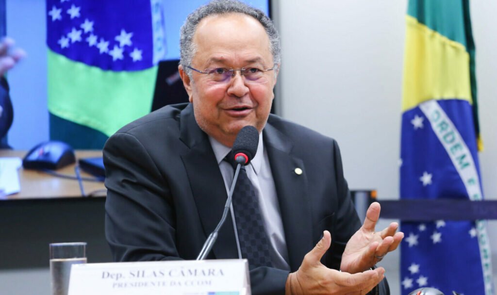 Cassação de Silas Câmara é anulada após decisão do TRE-AM