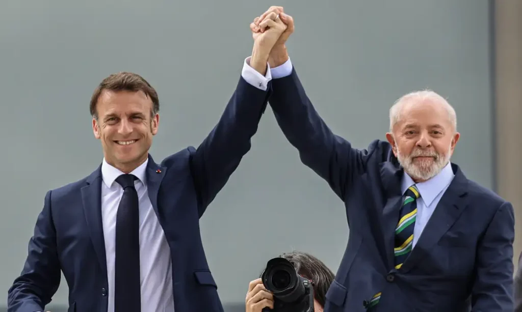 Macron chega ao Planalto para último dia de agenda no Brasil
