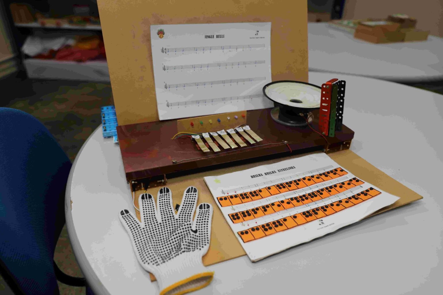 No AM, escola projeta teclado musical para alunos com deficiência auditiva, visual e intelectual