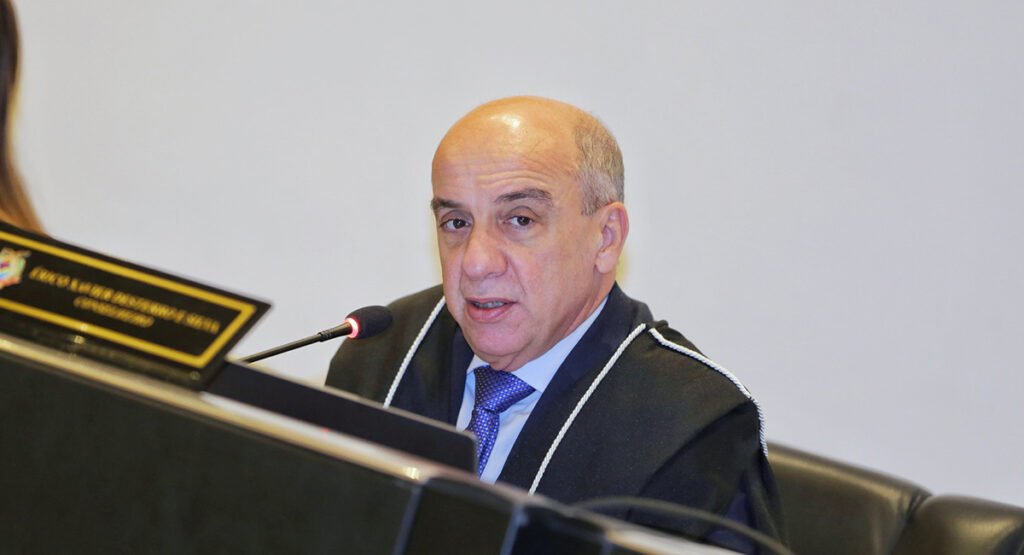 Conselheiros montam tropa de choque e isolam Érico Desterro Érico Desterro