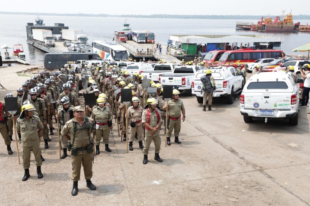 Governo envia viaturas e 200 bombeiros para combater queimadas no sul do Amazonas Governo