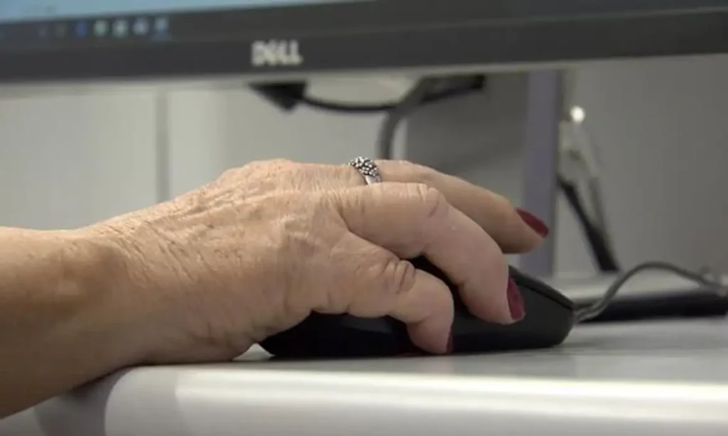 Uso de internet no país cresce mais entre idosos, mostra IBGE internet idosos