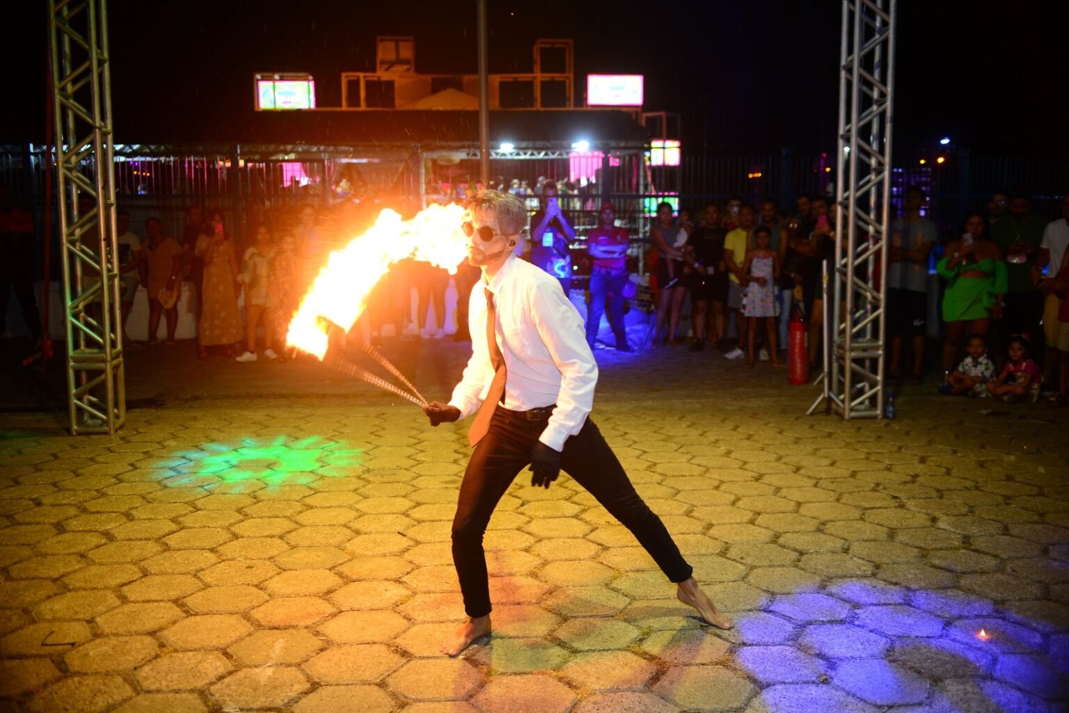 Arte Circense conquista evento em Manaus com movimentos acrobáticos e dança aérea arte circense