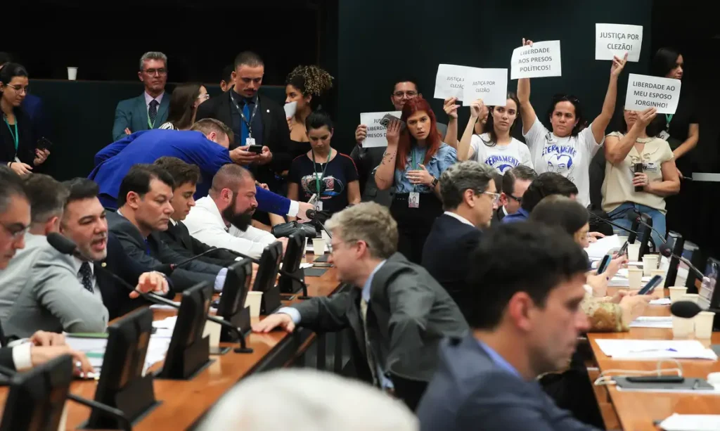 Projeto que concede anistia a golpistas do 8/1 avança na Câmara Projeto Câmara