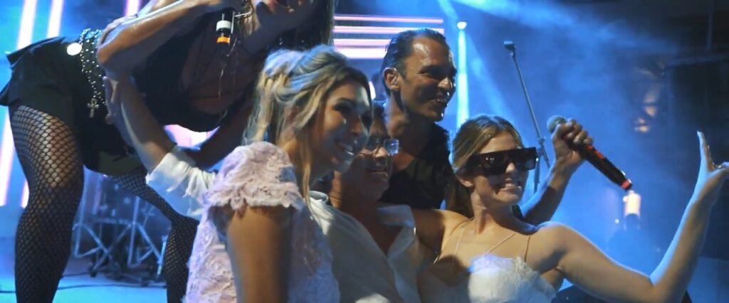 Casamento de milhões: banda internacional Double You foi atração do casamento da filha de David Almeida Casamento filha David/foto de convidado