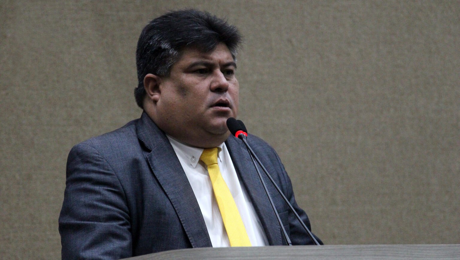 Sem licitação, David Reis contrata posto de combustíveis para serviços de limpeza na CMM
