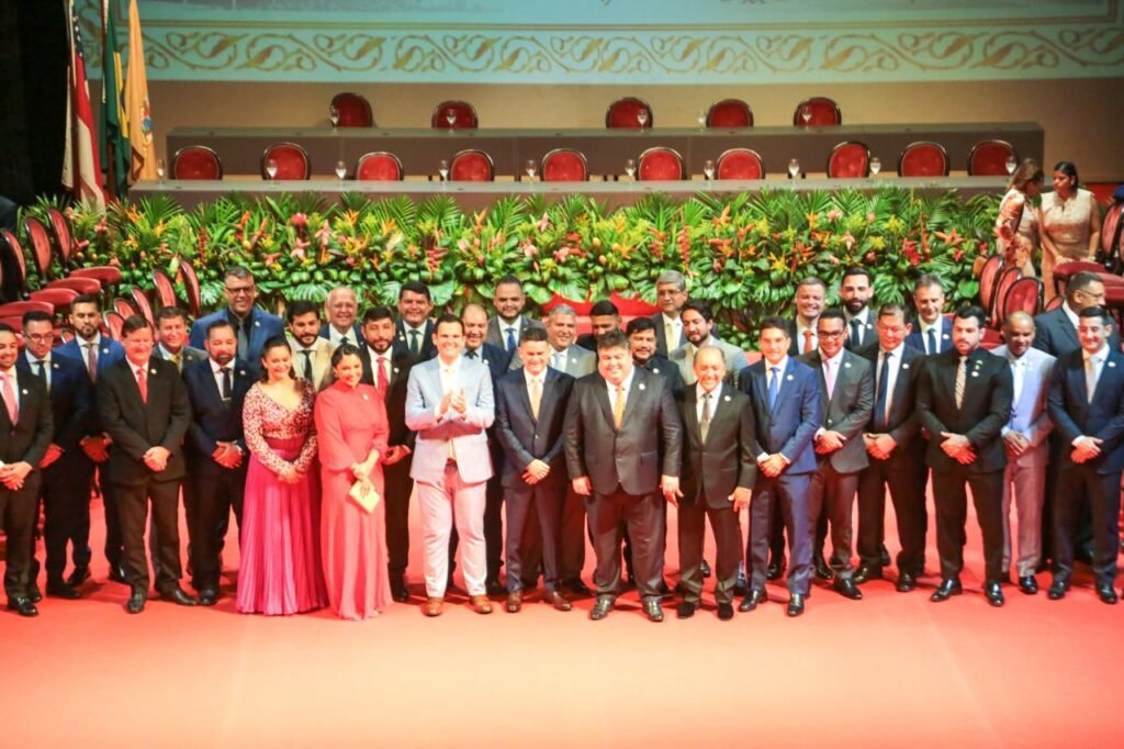 Prefeito e vereadores são empossados em Manaus