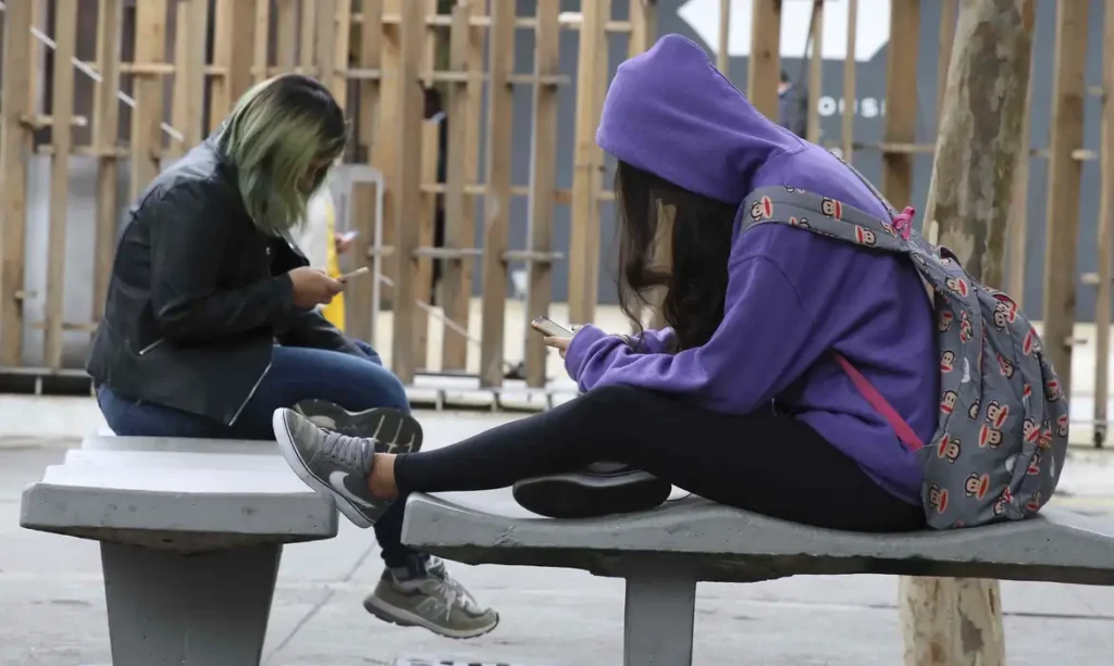 Especialistas apontam desafios para restrição de celular nas escolas Escola