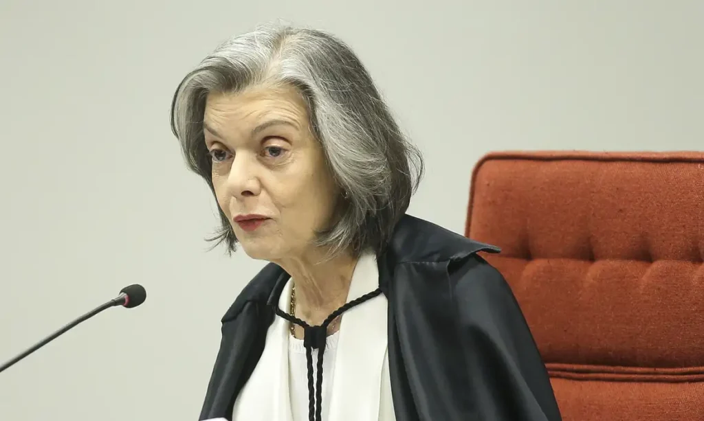 Cármen Lúcia mantém investigação contra Bolsonaro Bolsonaro
