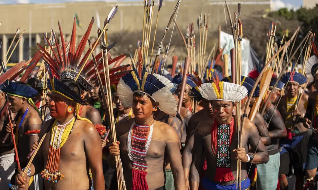 Luta indígena enfrenta marco temporal e tenta “aldeamento do Estado” indígena