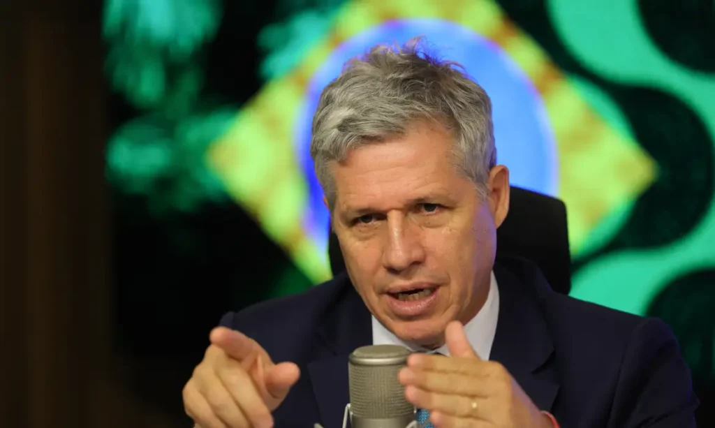 Alimentos estão mais baratos, mas preços devem cair mais, diz ministro Ministro