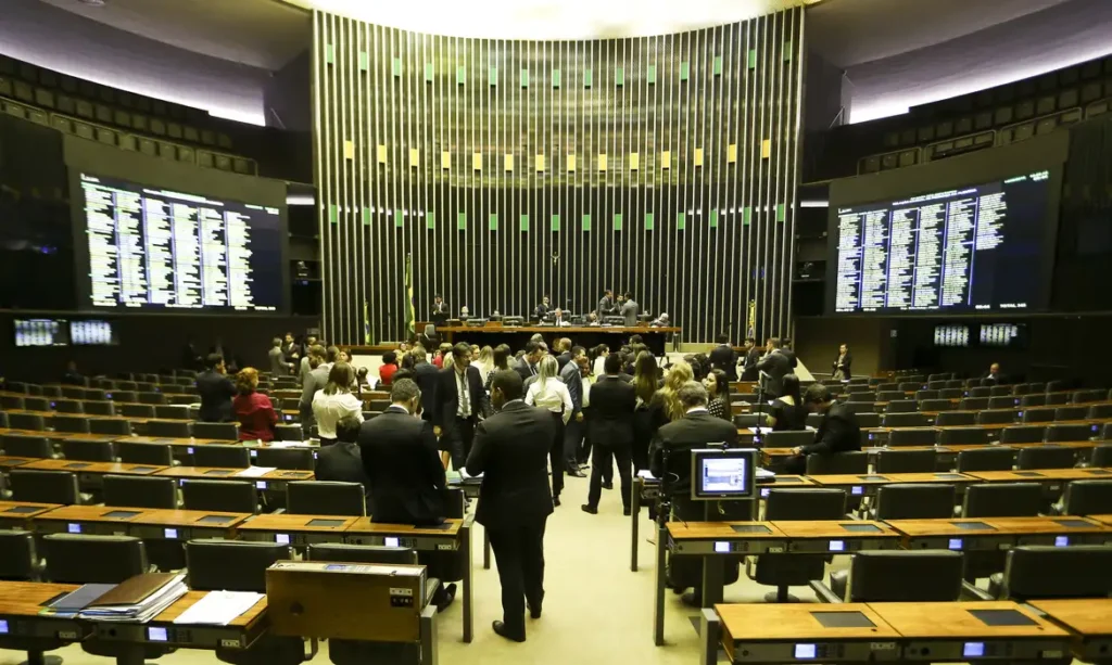 Amazonas e outros estados podem ganhar mais deputados; Câmara vota urgência deputados
