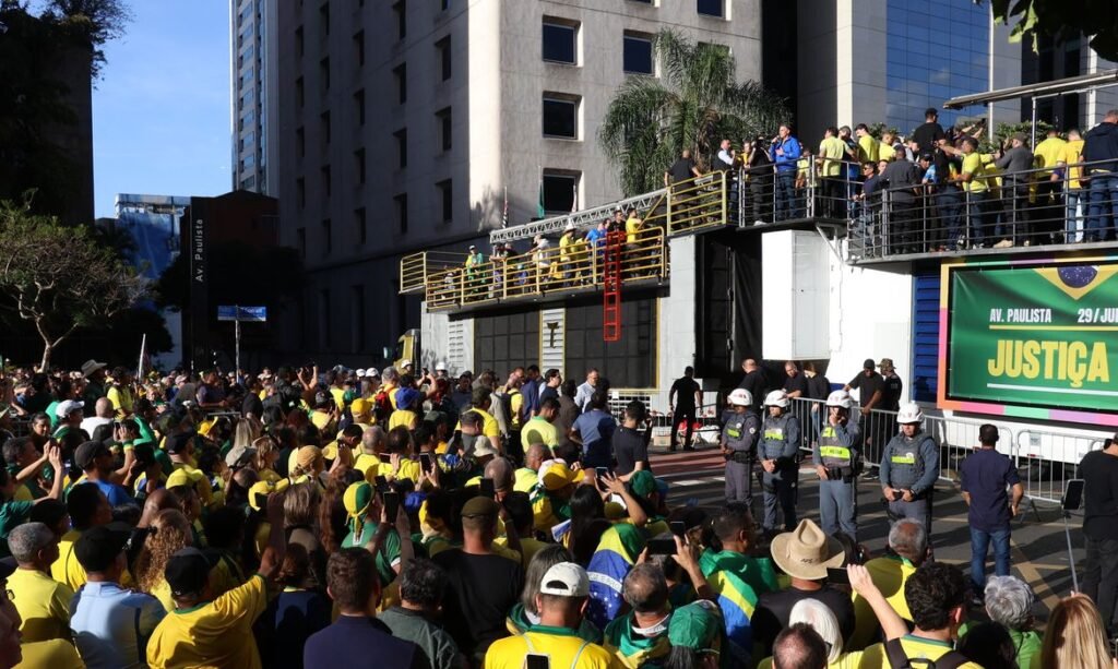 Ato em SP reúne apoiadores de Bolsonaro contra julgamento no STF Ato