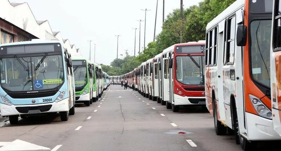 Após salários em atraso, greve de ônibus é anunciada para terça-feira em Manaus salários