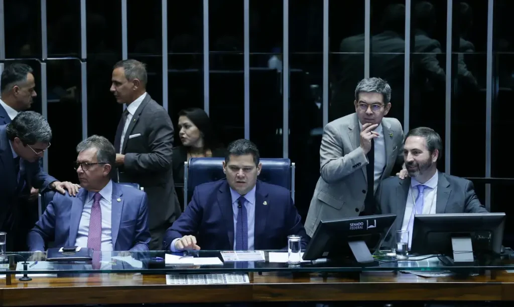 Senado aprova retirada de despesas com tarifaço do teto de gastos Senado