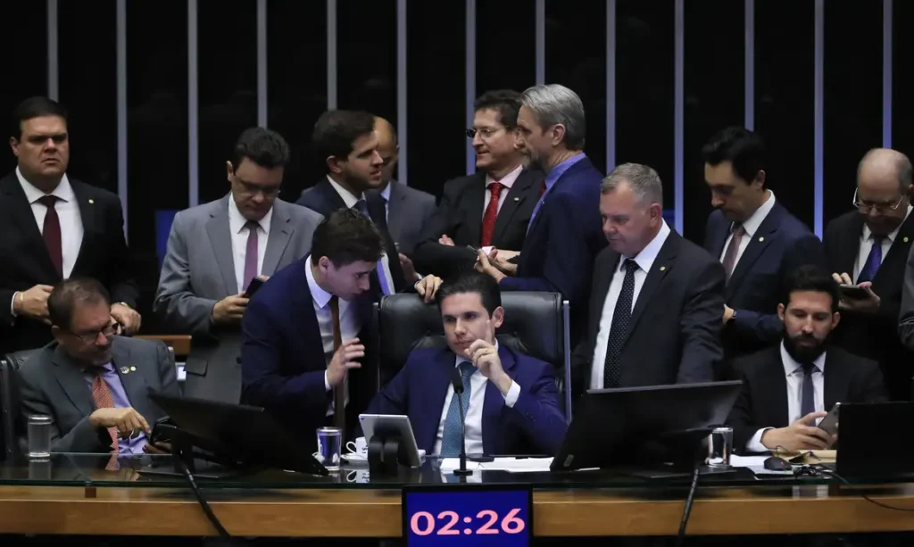 PEC da blindagem é aprovada por deputados e vai ao Senado PEC