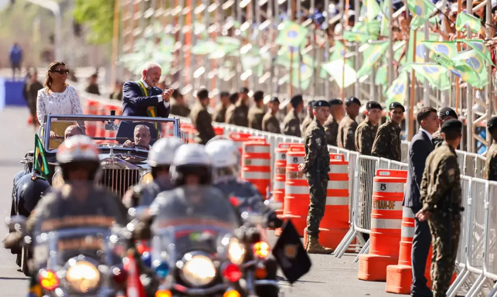 Lula e ministros acompanham desfile; público entoa “sem anistia” desfile