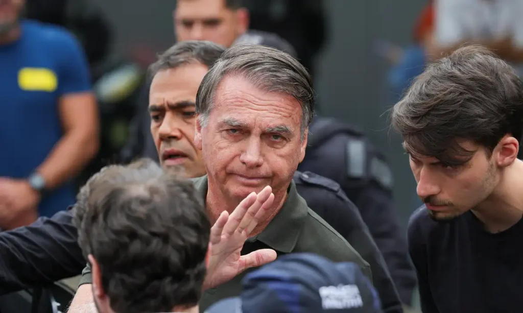 Mesmo presos, Bolsonaro e demais condenados seguirão recebendo salários; veja valores Bolsonaro