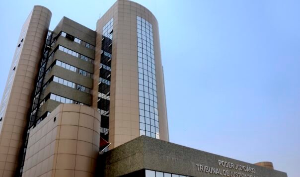 Justiça do Amazonas pagará R$ 60 mil extras a cada magistrado enquanto servidores ficam sem abono natalino magistrado