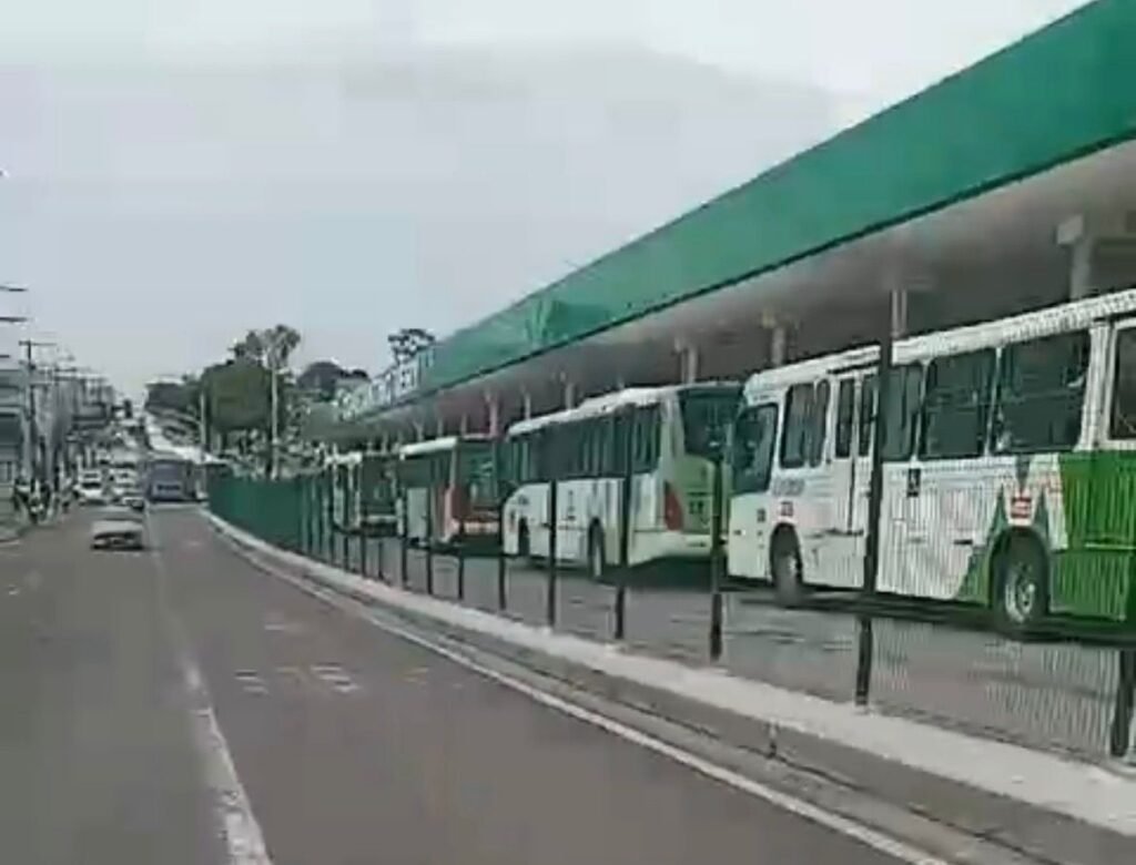 Atraso no vale-alimentação leva motoristas e cobradores a paralisarem ônibus no Terminal 1 em Manaus