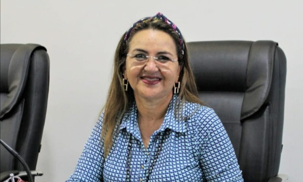 Prefeita de Manacapuru, Valciléia Maciel fecha contrato de R$ 7 milhões com empresa de ex-secretário para obras de pavimentação Manacapuru