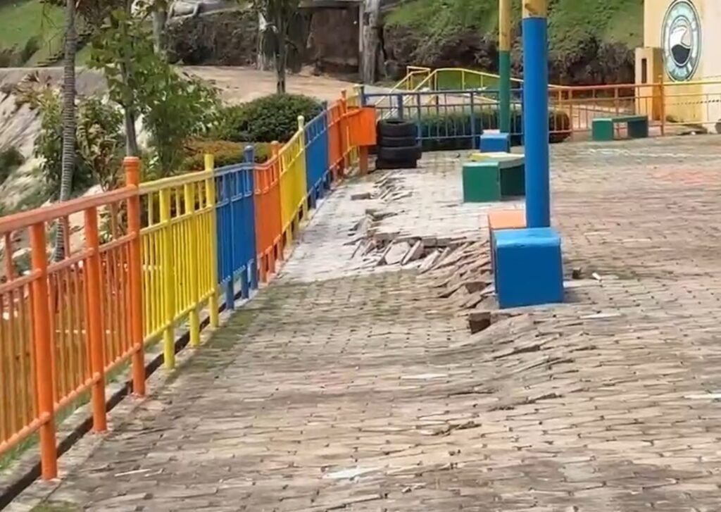 Orla de Itacoatiara é parcialmente interditada após risco de desabamento Orla