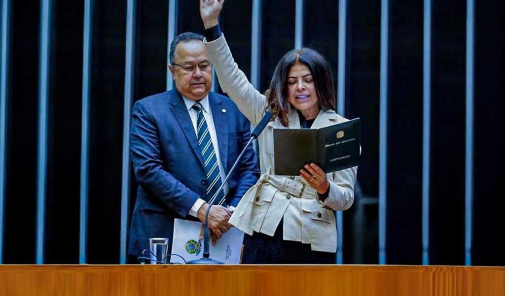 Após alegações de suposta traição, Justiça restringe deputada de publicar sobre vida privada de Silas Câmara