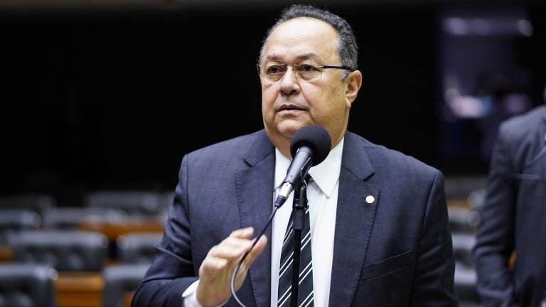 Após acusações, Silas Câmara emite nota de esclarecimento e nega traições contra a esposa Silas Câmara