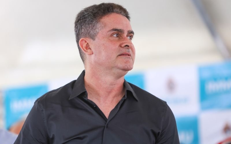 Dono de empresa ligada à facção confirma pagamento em espécie de viagem do prefeito de Manaus ao Caribe