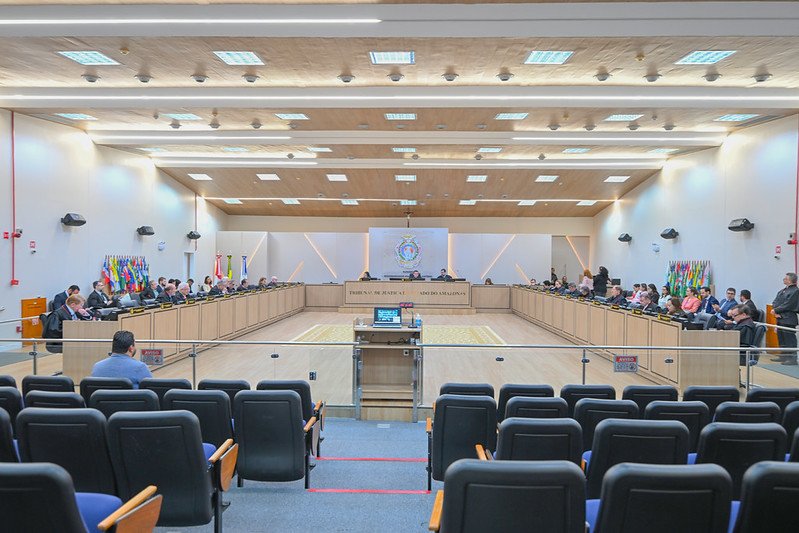 TJ-AM pagou R$ 17,6 milhões acima do teto em 2025 para magistrados, aponta estudo da Transparência Brasil TJ-AM