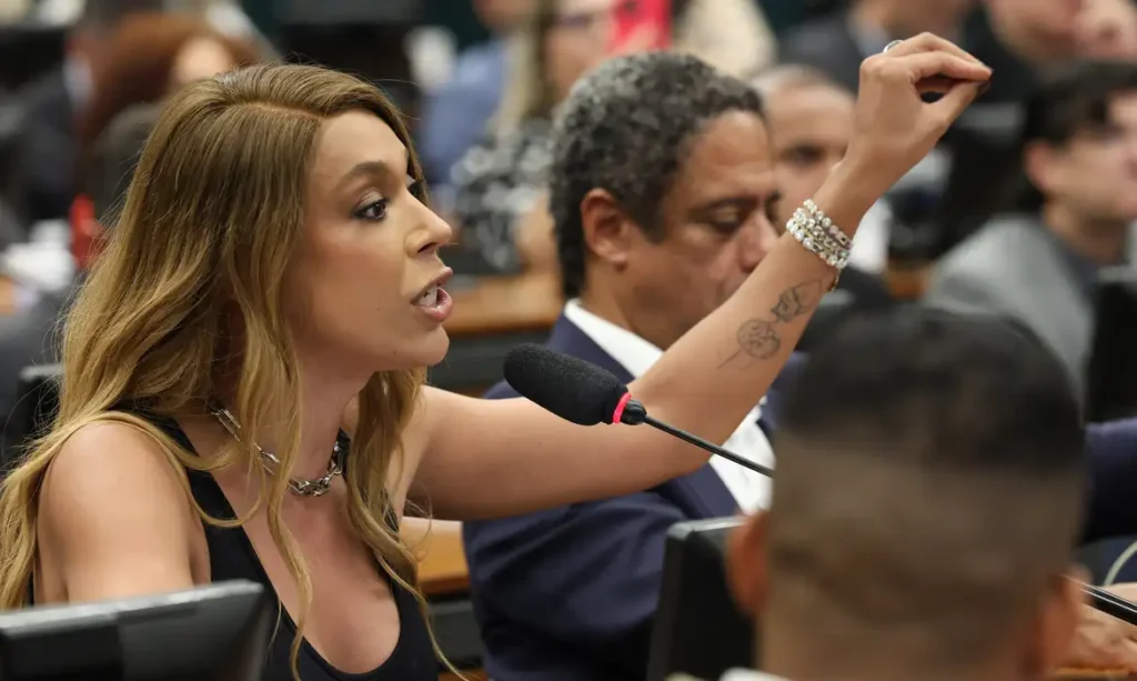 Erika Hilton rejeita negociação sobre compensações na PEC da 6×1 Erika Hilton