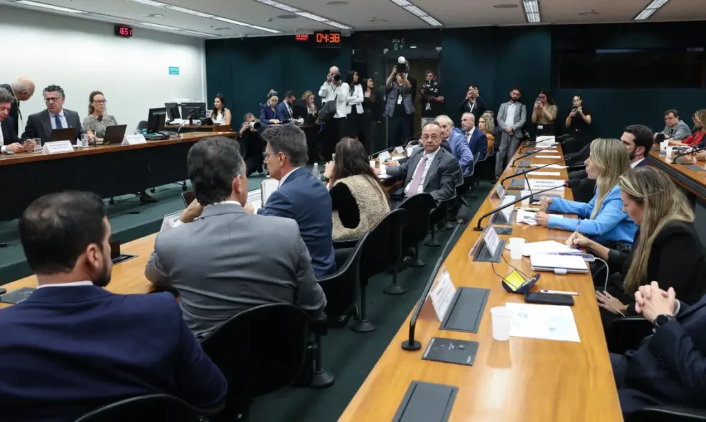 Pedido de vista adia votação da PEC do fim da escala 6X1 PEC