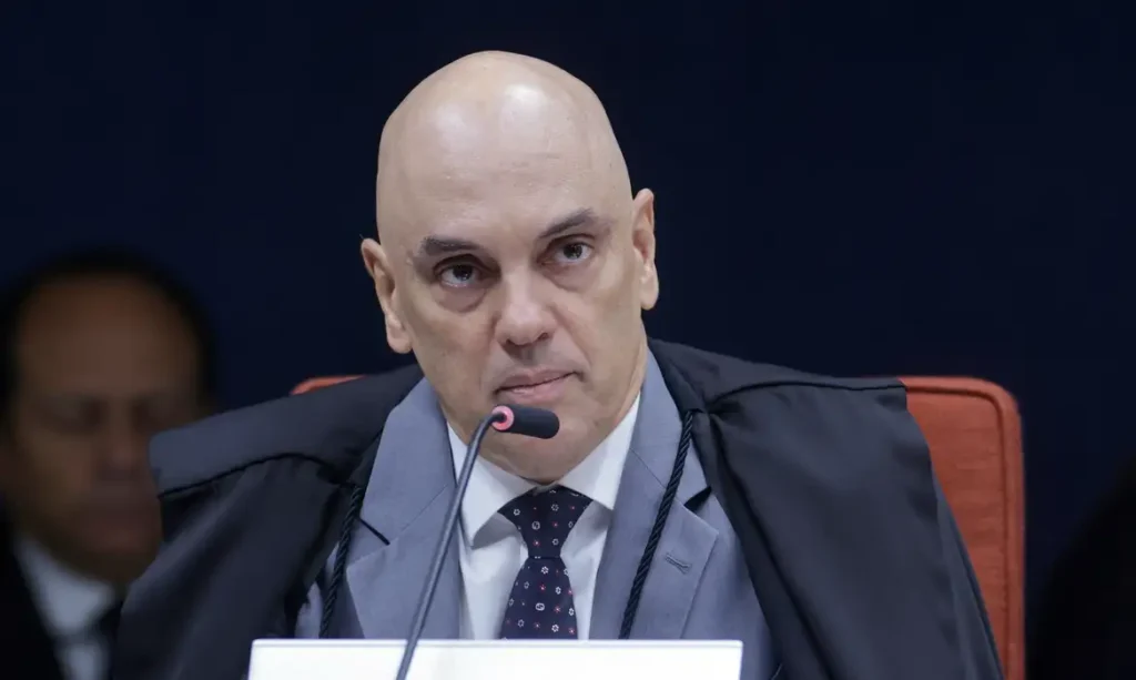 Moraes pede parecer da PGR sobre incluir Jair e Flávio em inquérito Moraes