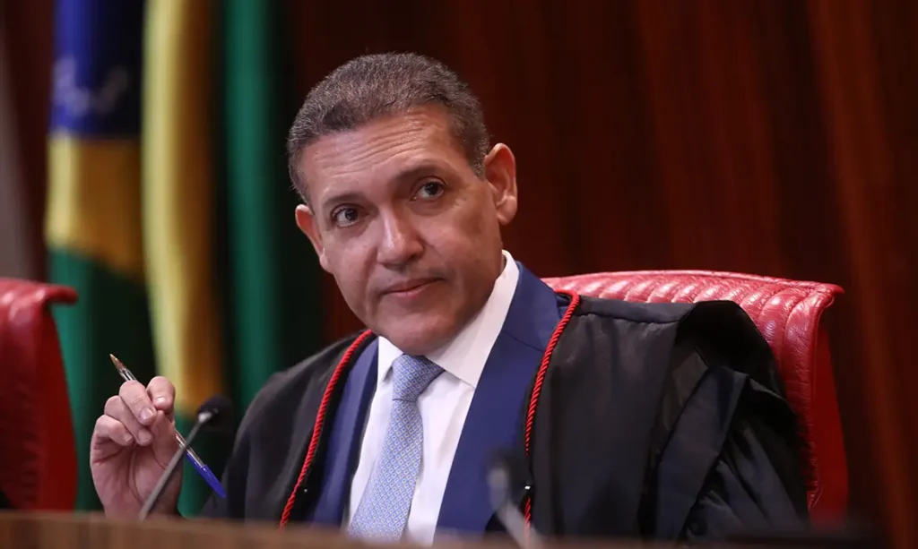 Nunes Marques toma posse na presidência do TSE e vai comandar eleições TSE