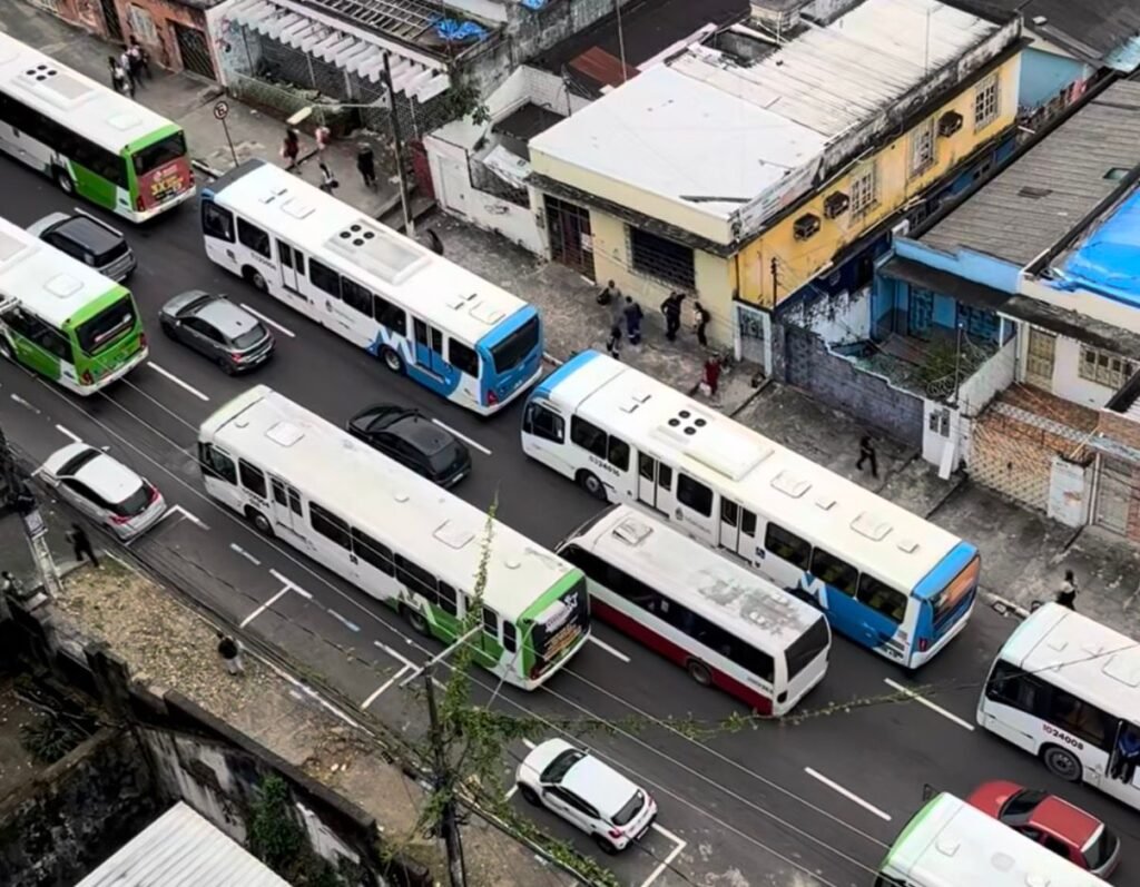 Rodoviários paralisam transporte coletivo no Centro de Manaus em apoio ao fim da escala 6×1 6x1
