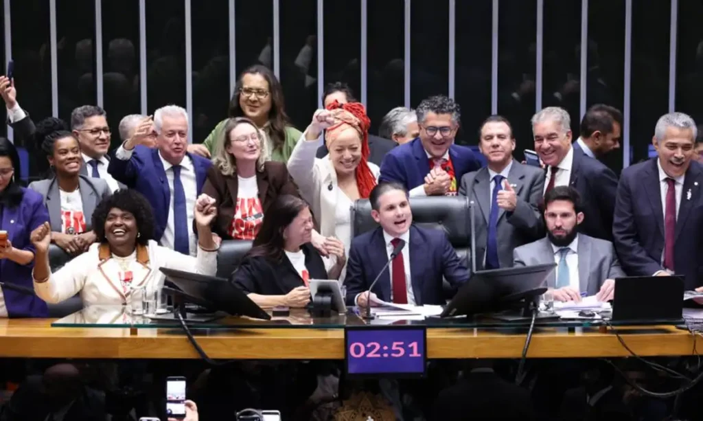 Câmara aprova, em dois turnos, PEC pelo fim da escala 6×1 6x1